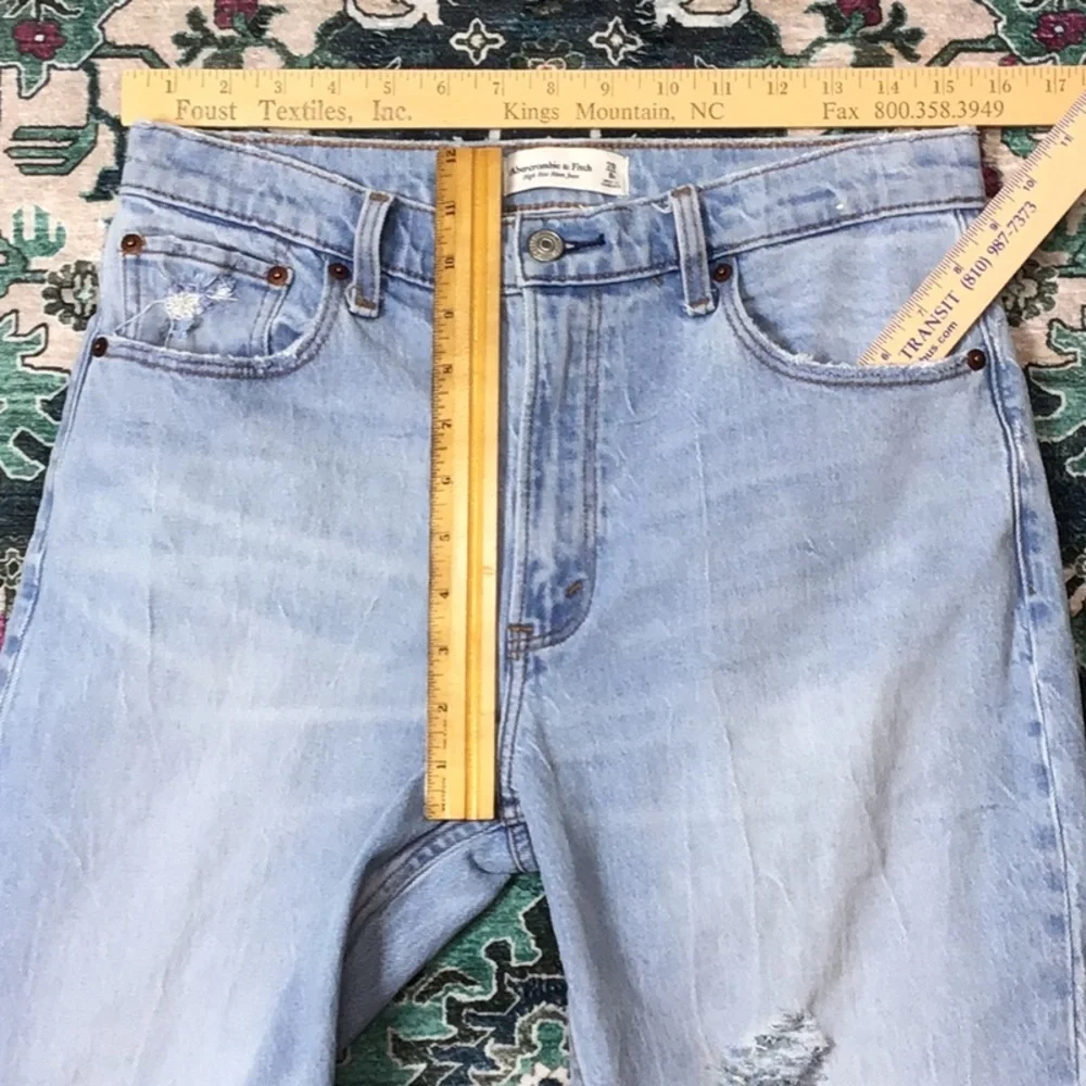 Abercrombie ‘High Rise Mom Jean’ Frayed Ankle Distressed Denim Sz.29/8R - Picture 8 of 12